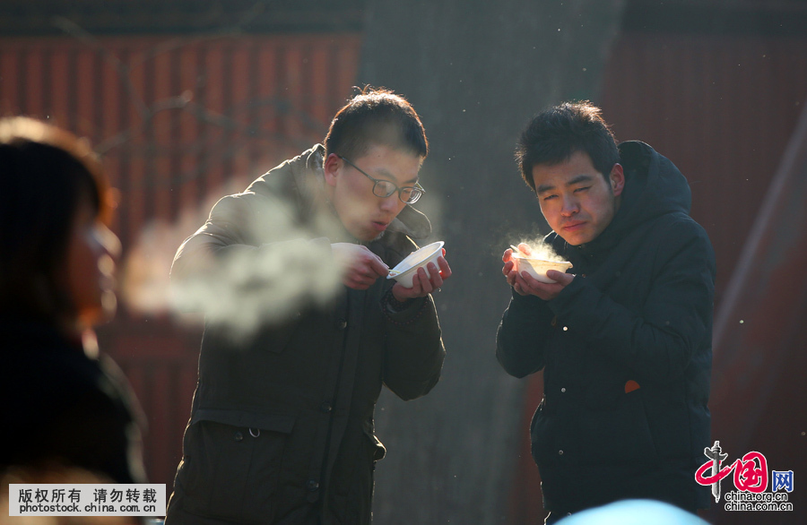  2016年1月17日，北京，臘月初八，雍和宮舉行臘八節免費舍粥活動，數千市民冒著嚴寒趕早排隊，等候一碗熱乎乎的“福粥”。中國網圖片庫 陶淘攝