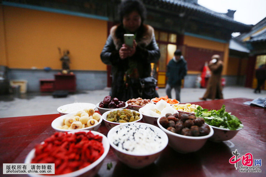 1月16日，臘八前夕，南京許多寺廟紛紛準備食材熬製臘八粥。中國網圖片庫 YMHA攝