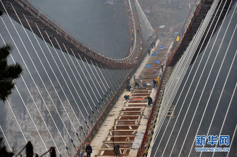 （經濟）（2）張家界大峽谷人行玻璃橋進行橋面施工 