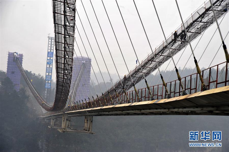 （經濟）（3）張家界大峽谷人行玻璃橋進行橋面施工 
