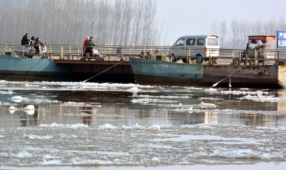 1月18日，大量淌淩從黃河山東濟南段的浮橋下通過。新華社記者 徐速繪 攝