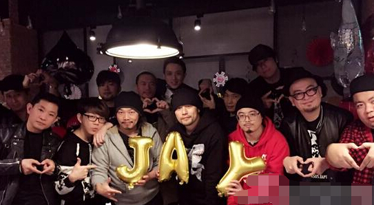 周杰伦庆生昆凌秀合影 青涩旧照盘点见证天王