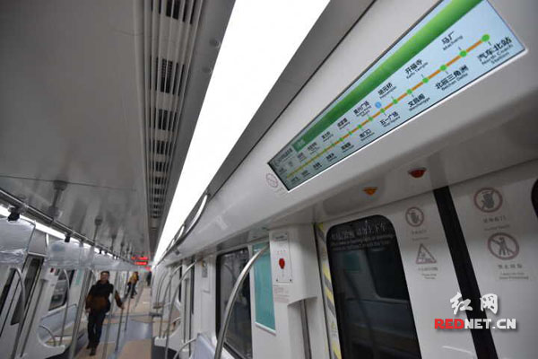 列車內乾淨明亮，站點提醒資訊清晰醒目。