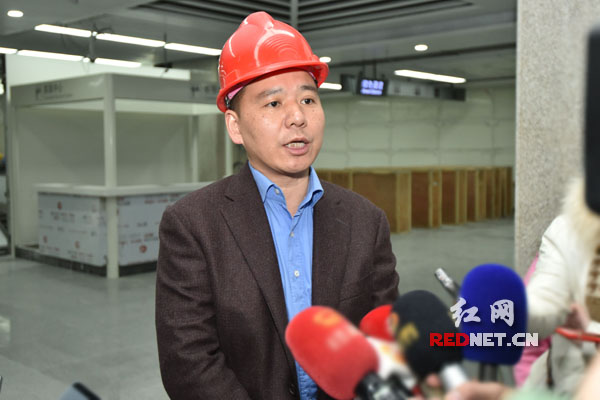 長沙市軌道交通集團董事長彭旭峰接受記者採訪，介紹1號線最新建設情況。
