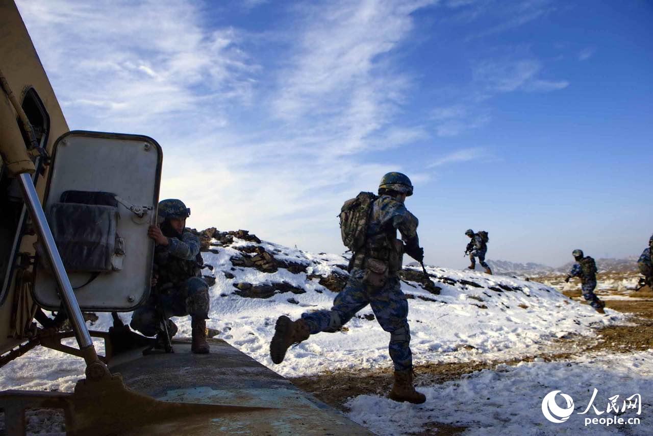 海军陆战队赴新疆沙漠戈壁开展多兵种协同演练【7】