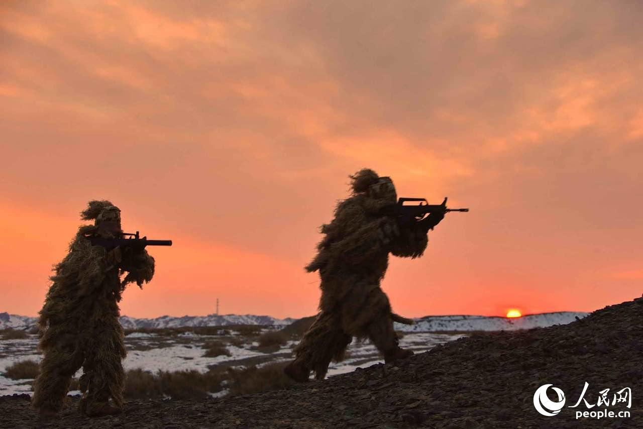 海軍陸戰隊赴新疆沙漠戈壁開展多兵種協同演練【15】