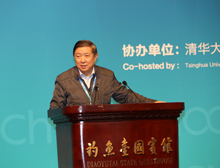 中华人民共和国科学技术部原部长、中国电动汽车百人会学术委员会主席徐冠华作主持发言