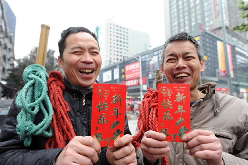 1月25日，重庆石桥铺街头两位“棒棒”展示他们收到的“新年红包”。当日，重庆市九龙坡区石桥铺街头的“棒棒”们获得重庆市民特意为他们准备的“新年红包”。据活动组织者何苦介绍，送新年红包是为了向“棒棒”这样一个拥有“重庆棒棒精神”的特殊群体表达敬佩之意，同时也向这些为家庭奔波在外的“棒棒”们送上新年祝福，希望他们能够在新年之际早日与家人团聚。