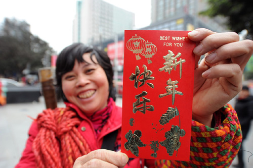 1月25日，一位女“棒棒”展示她收到的“新年红包”。
