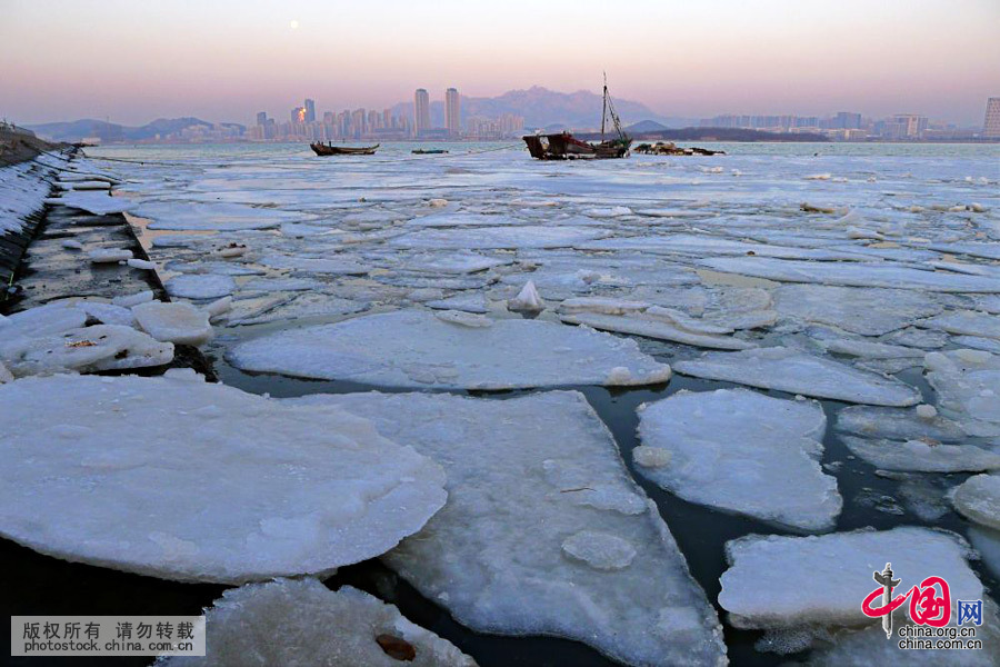 2016年1月26日清晨，受氣溫回升影響，青島唐島灣出現罕見大面積“冰排”景觀。中國網圖片庫 寒泊攝