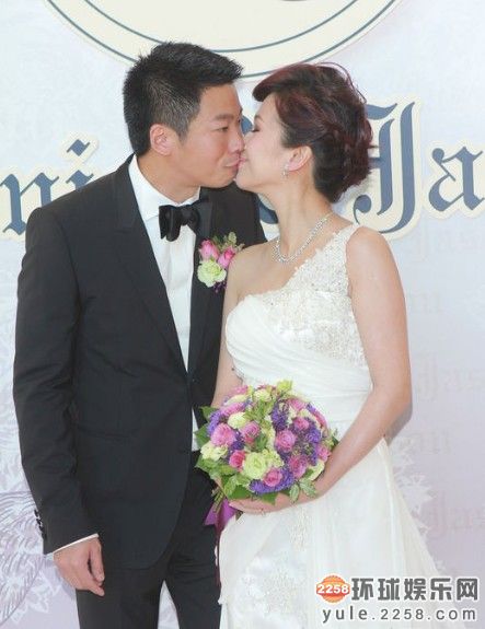胡杏儿大婚与老公对嘴热吻 盘点明星婚礼之吻