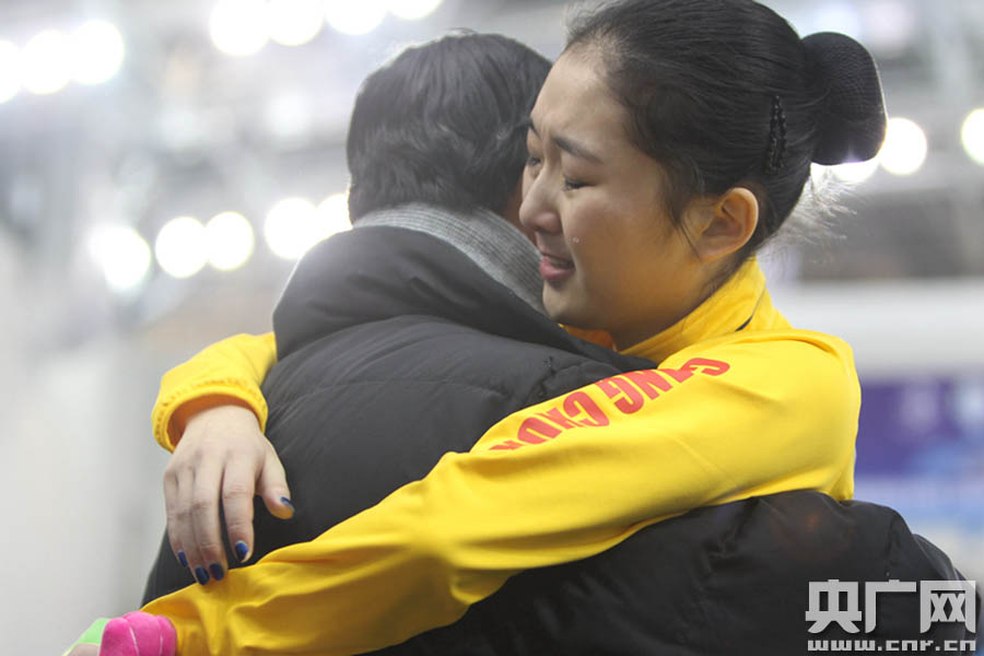 17-花滑“一姐”李子君奪冠後擁抱教練，喜極而泣。