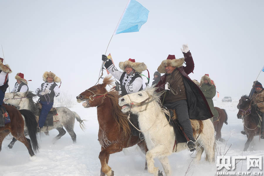 23-新疆牧民喜迎冬運，舉辦賽馬、叼羊、姑娘追等活動。