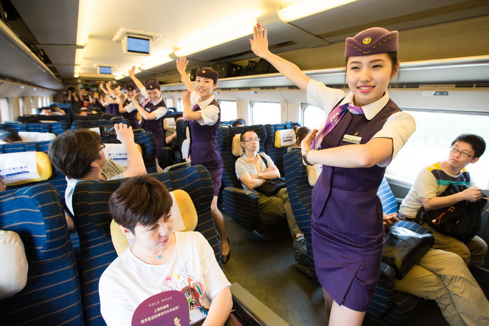 在滬寧高鐵列車上，“高姐”們伴隨著歡快的《唄兒爽》樂曲，以律動的快閃舞蹈展現青春活力。蘇陽/東方IC