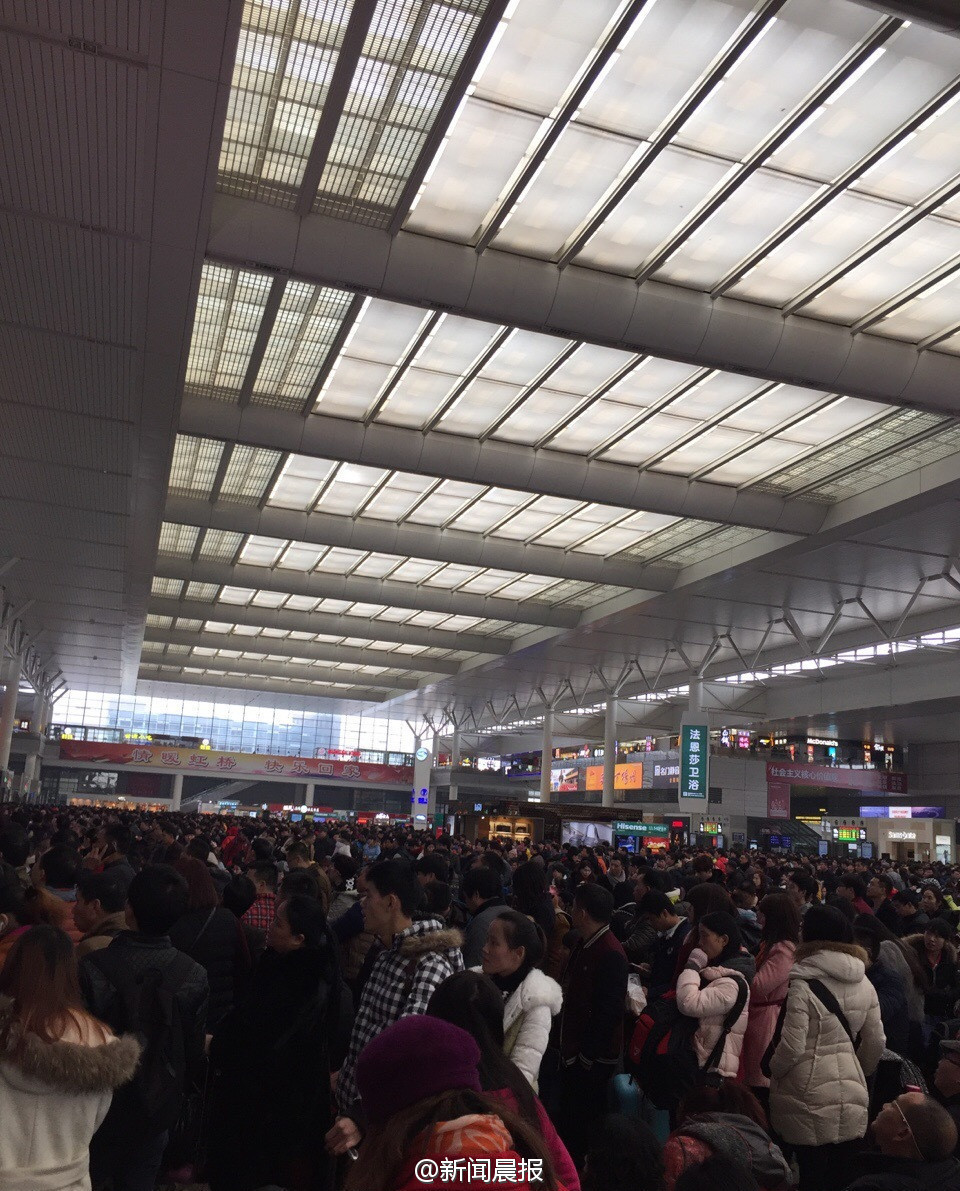 上海虹桥火车站多趟列车晚点 3万旅客滞留