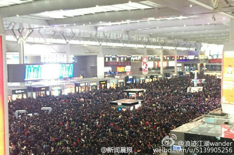 上海虹桥火车站多趟列车晚点 3万旅客滞留
