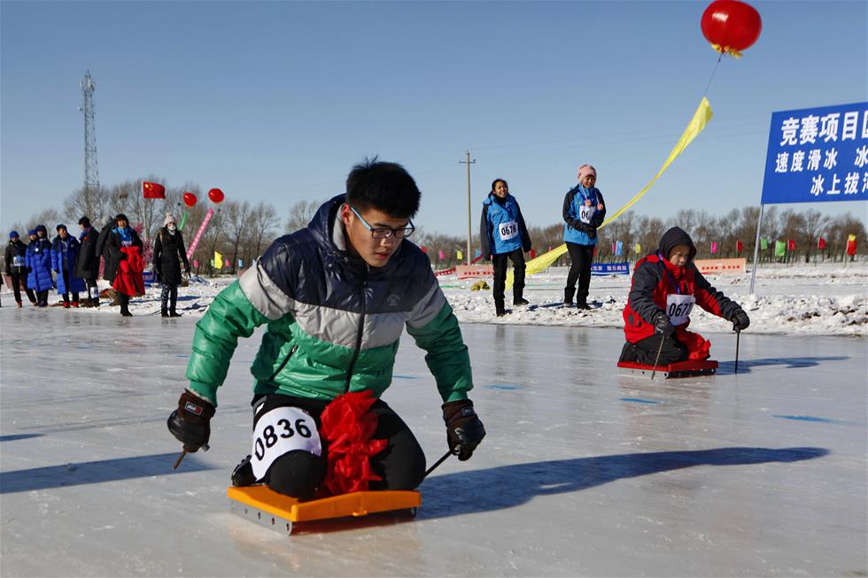 2月1日,青少年选手在参加冰车接力比赛.