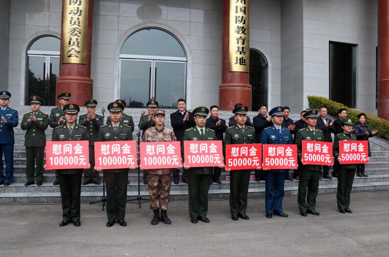 四川凉山政府慰问驻军 60头肥猪头戴红花 