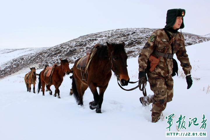 35℃,边关卫士乘马巡逻[组图]