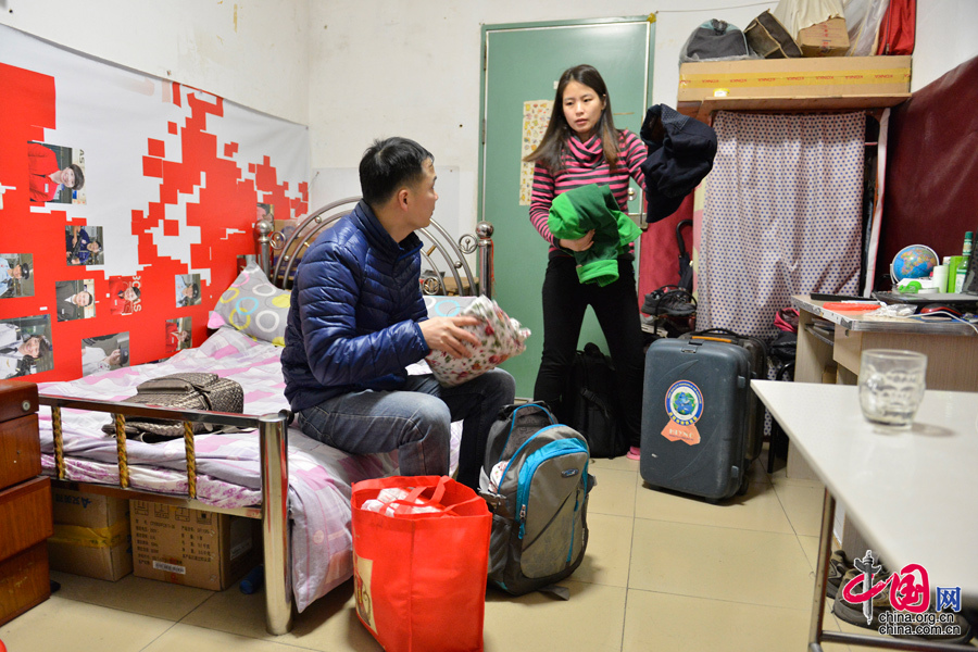 2016年1月24日6點50左右，陳位齊夫妻整理行李準備回家。30平房的家是公司提供的，需交水電雜費。