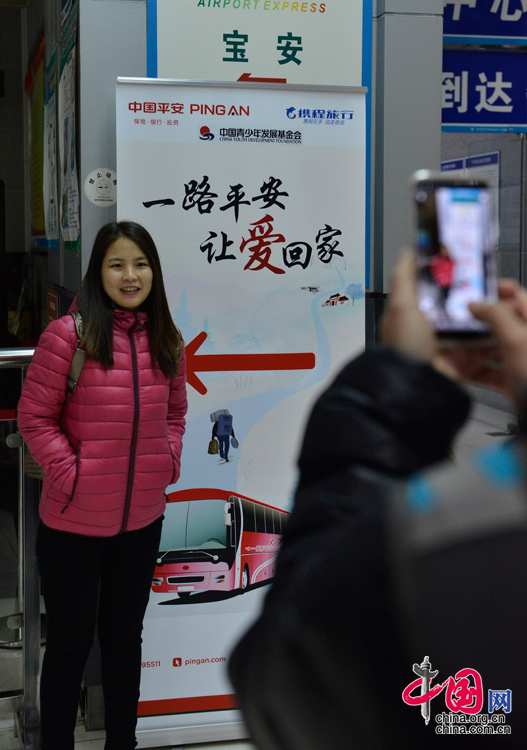 2016年1月24日，深圳寶安客運中心，陳位齊夫妻在留影。