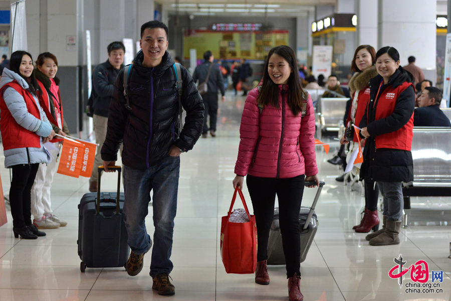2016年1月24日，深圳寶安客運中心，陳位齊夫妻前往候車區。