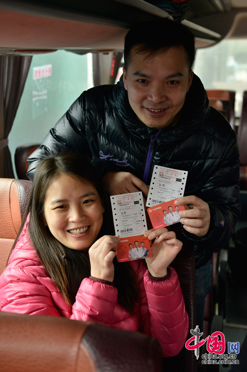 2016年1月24日，陳位齊夫妻在展示領取到的大巴車票，該車票資訊為深圳至成都，乘客在四川永川需轉乘一趟巴士至成都。
