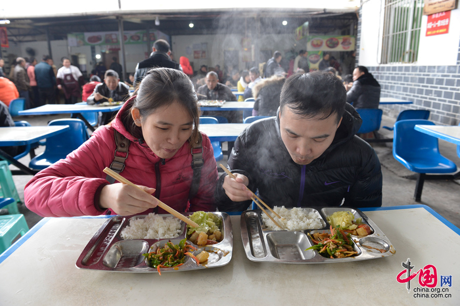  2016年1月25日13點26，重慶大觀園鎮的一家餐館，陳位齊夫妻在吃飯。