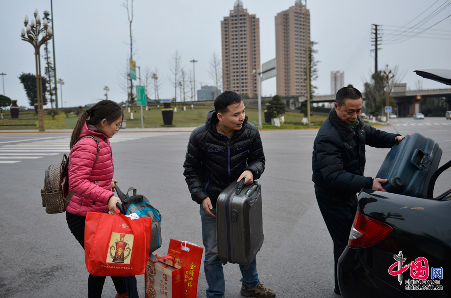 2016年1月25日下午，隆昌收費站出口旁，陳位齊夫妻準備乘坐鄰居劉大哥的小車回家。 
