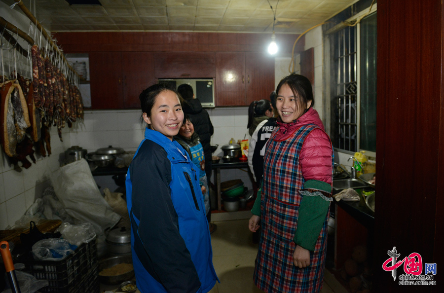 2016年1月25日19點左右，回到家的蔣紅梅準備協助下廚，左邊是她的女兒。
