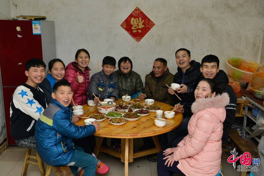 2016年1月25日,陈位齐夫妻与家人在吃晚饭。