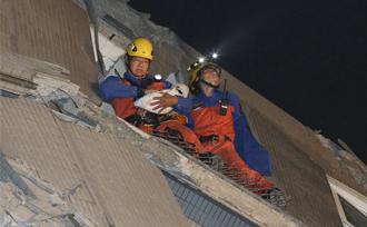台湾高雄6.4级地震 救援人员废墟内抢出婴儿