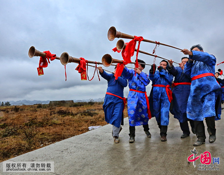 一路上唢呐高奏、大号长鸣、锣鼓喧天、人声鼎沸、马群来回狂奔，热热闹闹地将新娘接至新郎家。中国网图片库 张晖摄