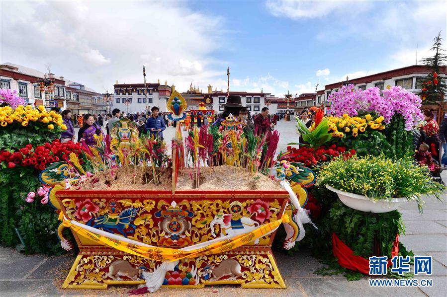 （社会）（1）西藏各地群众欢庆藏历新年