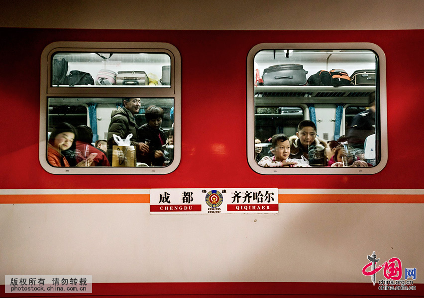 2月6日晚，成都-齐齐哈尔的k998次旅客列车，趴在车窗与亲人告别的小朋友。中国网图片库 刘国兴摄