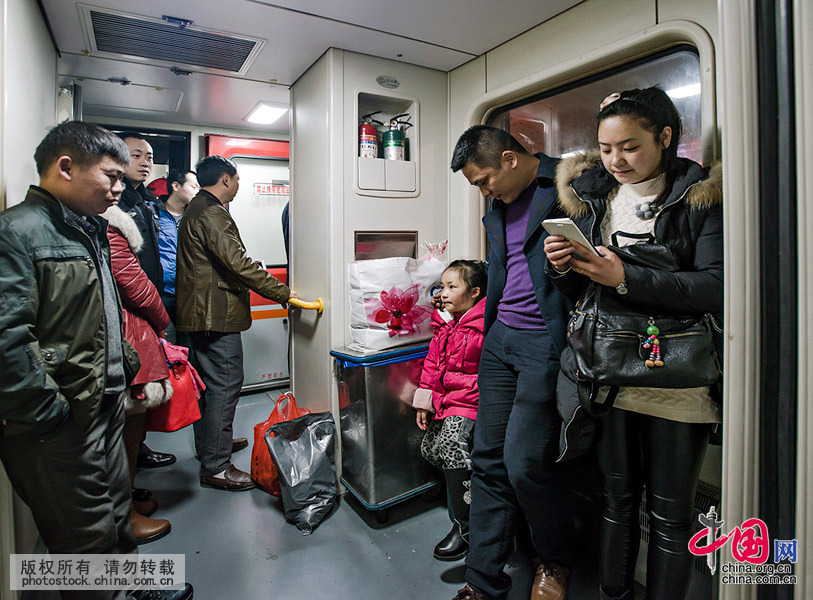 2月6日晚，列車駛出成都站。雖然很多乘客沒有座位，大家仍然有序地聊天和玩手機。中國網圖片庫 劉國興攝