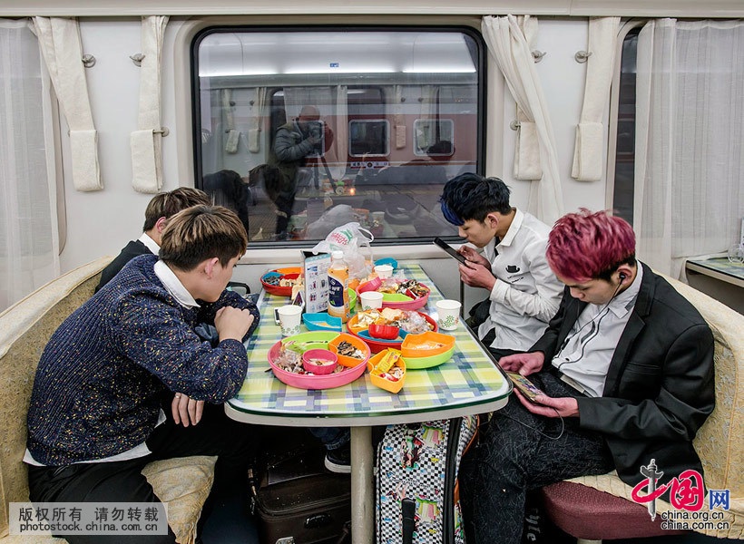  2月6日晚，餐車裏，四個時尚的男孩在品嘗風味小吃。中國網圖片庫 劉國興攝