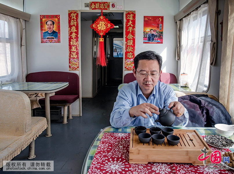  2月7日中午，來自上海的旅客在車廂內品茶。中國網圖片庫 劉國興攝