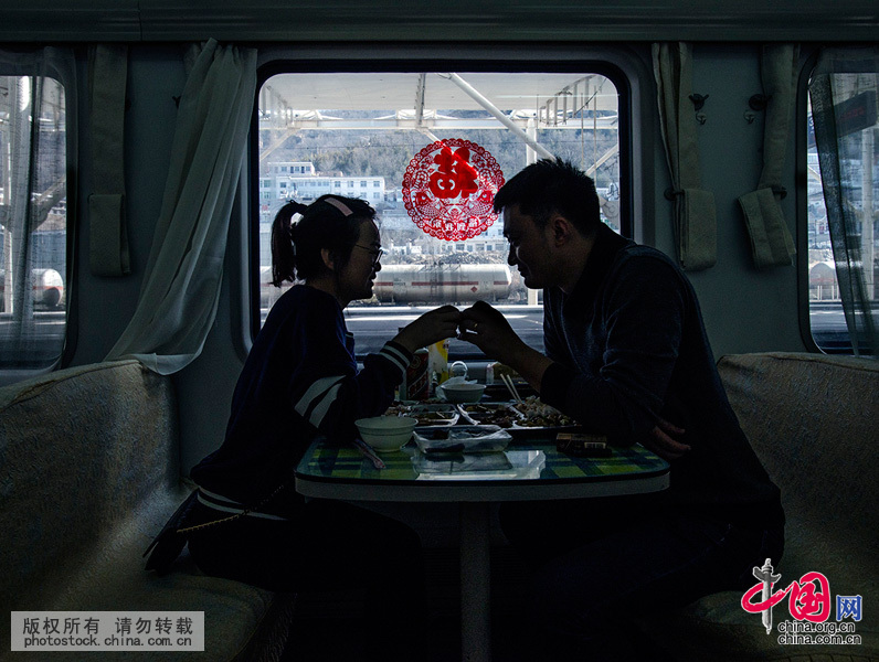 2月7日中午，一對情侶在用午餐。中國網圖片庫 劉國興攝