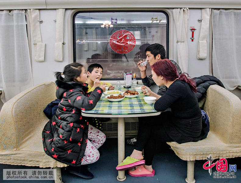 2月7日晚上，來自成都青白江的一家四口，因工作關係，在火車上過除夕，吃晚餐的場景。中國網圖片庫 劉國興攝 