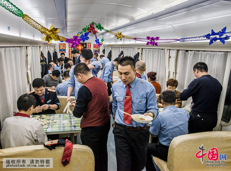 他們默默地堅守崗位，在火車上過年，是對責任的堅守，用行動詮釋愛崗敬業的暖心承諾。中國網圖片庫 劉國興攝