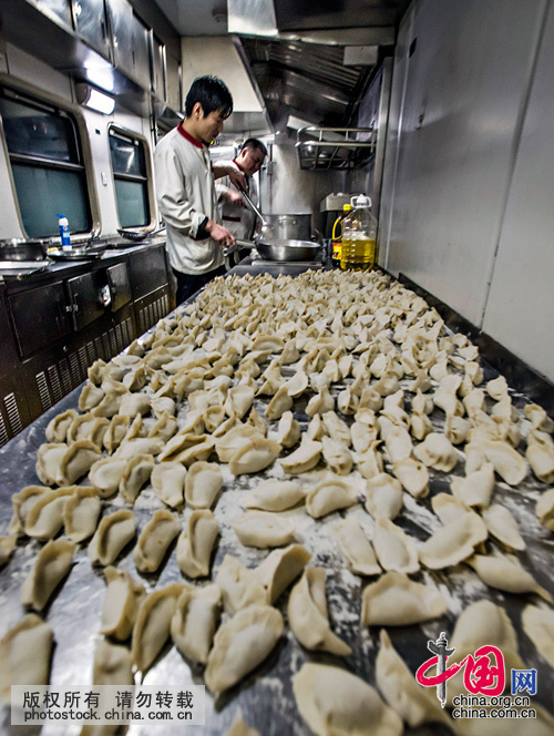 2月7日晚上，餐車炊事員在煮餃子。中國網圖片庫 劉國興攝