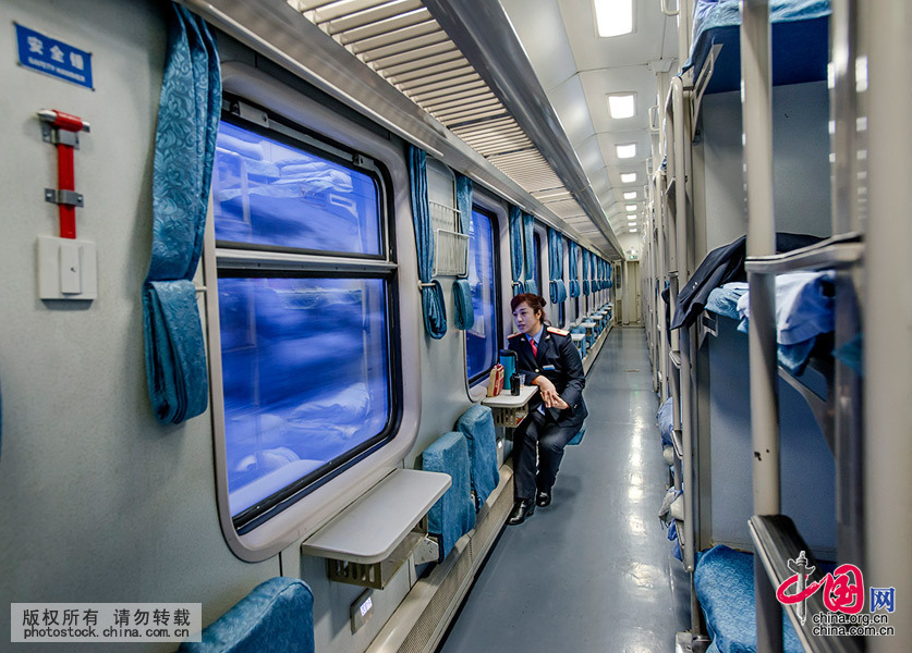  2月8日早晨，堅守崗位的列車員在整潔車廂上崗。2月8日晚23點33分，在全體司乘人員的共同努力下，列車在祥和的節日氛圍中安全正點到達終點站齊齊哈爾火車站。中國網圖片庫 劉國興攝