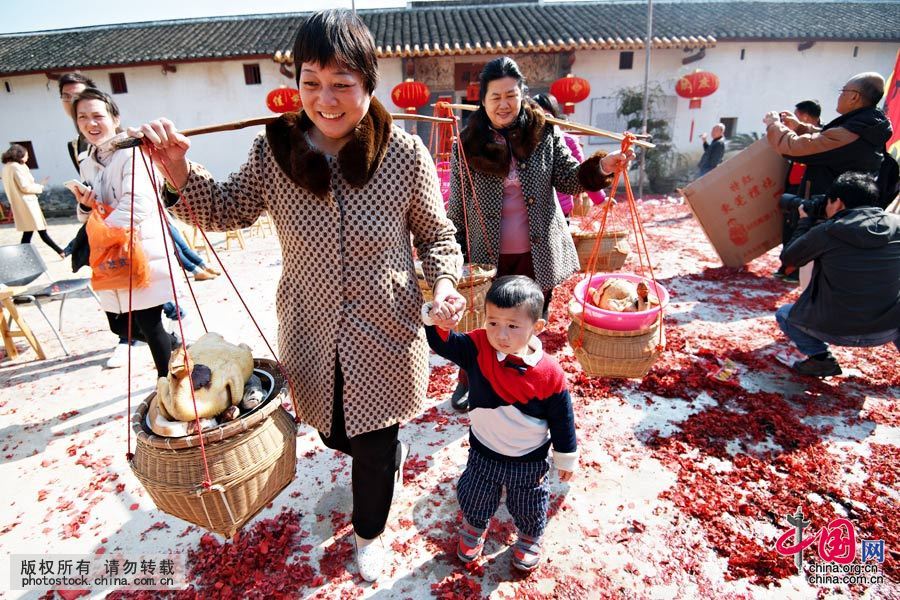 祭拜儀式完成，各家各戶開始將帶來的祭品裝入自家竹筐，由婦女們挑著依次走出祠堂大門。客家沿襲的風(fēng)俗，肩挑祭品的一般都是家族里的女性，這也反映出客家女性吃苦耐勞、敢于擔(dān)當(dāng)?shù)某旨依砟睢? border=