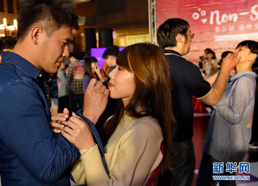 （晚报）（2）台北举行情人节接吻大赛