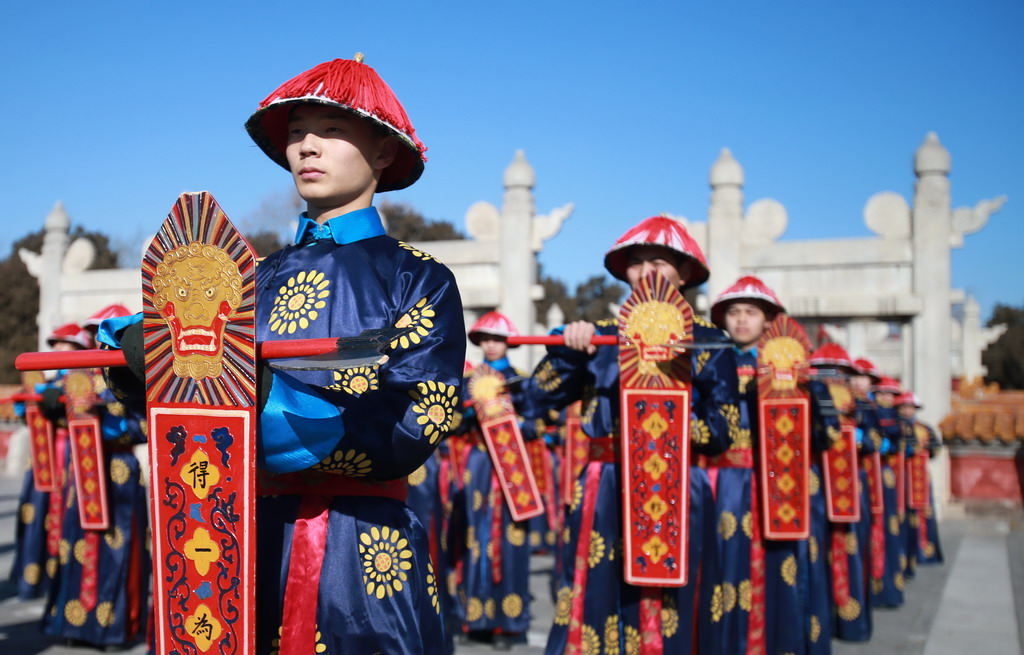 2016年2月6日，北京地坛公园举办仿清祭地彩排，再现清朝宫廷祭祀礼仪。祭地表演严格遵照乾隆时期的祭拜程序进行，表演队伍集歌、舞、乐一体。地坛亦称方泽坛，建于明代嘉靖九年（1530年），是我国目前原格局保存完整的规模最大的祭地之坛，先后有明清两朝的14位皇帝连续381年在此祭地，是连续祭祀时间最长的一座祭地之坛。第三十一届地坛春节文化庙会将于2月8日（正月初一）开门迎客。演员在进行仿清祭地表演。