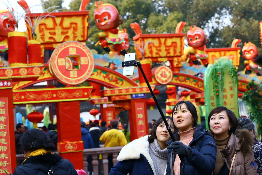 2016年2月7日，上海，老天爷也给申城发了“新年大红包”——阳光明媚、气温回升，非常适合市民拜年走亲访友或游园赏花。图为城隍庙内游园的游客。东方IC