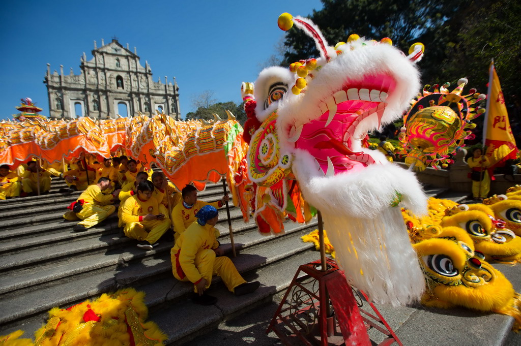 2016年2月8日，中国澳门，中国年猴年大年初一，澳门旅游局、民政总署和文化局在大三巴和议事亭前地举办新春贺岁活动，金龙醒狮助庆、燃放爆竹，吸引大批当地居民与旅客围观，财神爷派利是和金元宝。现场，200多米长的金龙途经澳门多个主要景点，寓意澳门在猴年充满生机和活力，发展更上一层楼。有旅客认为澳门过年气氛热闹，有中式和西式建筑，加上传统的新年春习俗，感觉特别新奇。