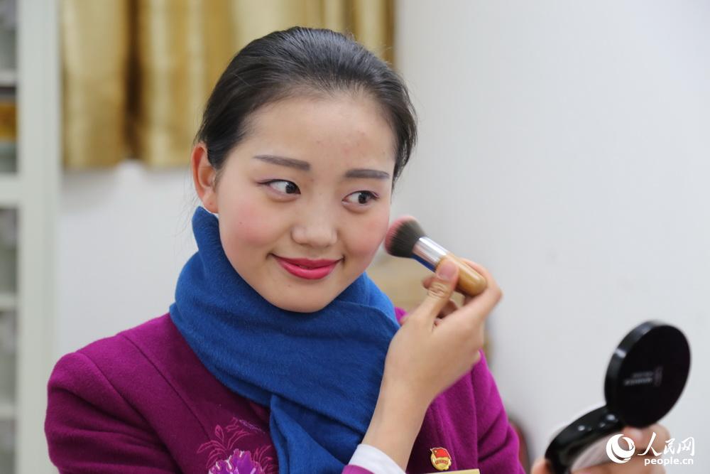2016年2月2日，重慶，重慶火車北站北站房乘務員休息區，重慶客運段動車二隊 “動妹”馮丹對著鏡子化粧。