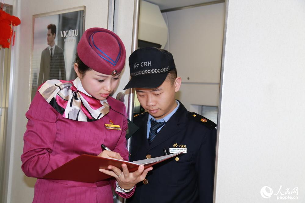 2016年2月2日，重慶，列車長高艷對列車設備設施情況簽字。